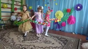 Танец в детском саду с цветочными дугами