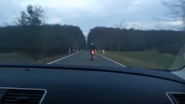 HUSQVARNA 701 vs. VW Passat R36 299PS 0-150 Street Race смотреть онлайн