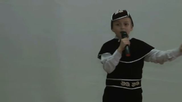 Наурыз жыры - Юра Атанасов (7 лет) поет в школе смотреть онлайн