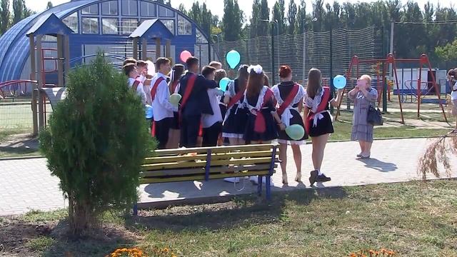 Лови момент. Такое нетрадиционное 1 сентября организовали ВЫПУСКНОЙ класс школы#2, Ребята вы крутые смотреть онлайн