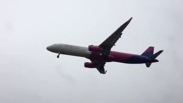 Посадка літака WizzAir Airbus А320 аеропорт Варшава ( Фредерік Шопер) смотреть онлайн