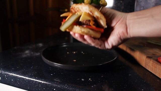 ЖУТКАЯ ЕДА НА ХЭЛЛОУИН  ГОТОВЛЮ СТРАШНЫЙ БУРГЕР