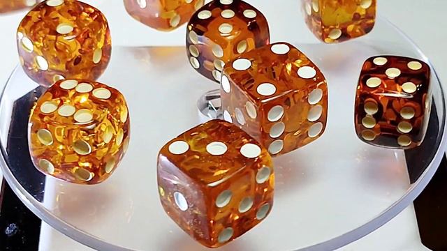 Игральные кубики. Имитация под янтарь. смотреть онлайн