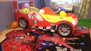 Воздушные шарики Мальчик Марк лопает много воздушных шариков с сюрпризом Balony Blows