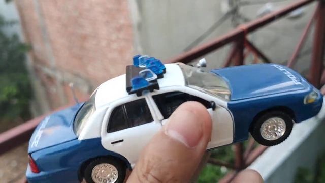 Review nhanh - Road Champ Ford Crown Victoria Police scale 1:43 diecast model car смотреть онлайн