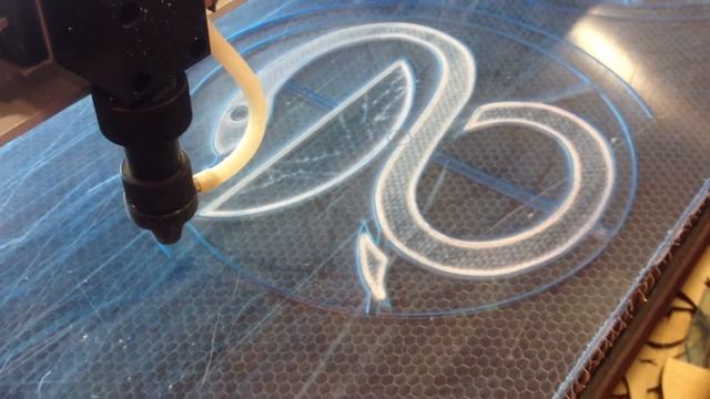 Лазерный гравировальный и раскроечный станок в работе, видео 22 смотреть онлайн