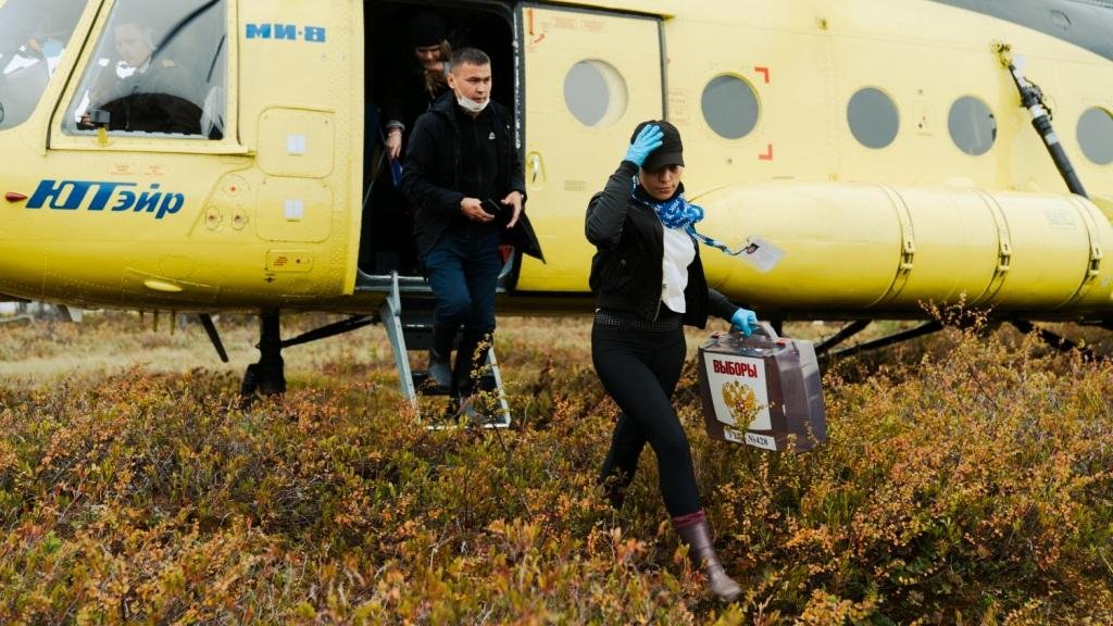 В далёкие юрты избирательные комиссии Югры отправились по болотам