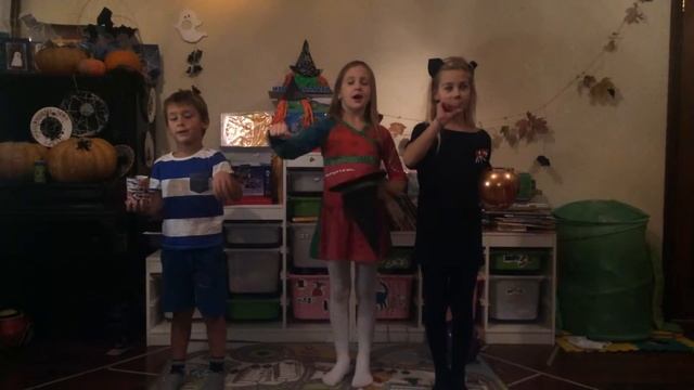 Детская песенка на английском языке про Хеллоуин Тrick or treat Song for kids смотреть онлайн
