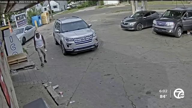 Dad holding his 7-month-old baby pushes away gunman who followed them into gas station смотреть онлайн