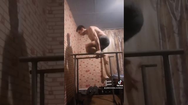 Отжимания на брусьях, и попытка закрытого горизонта на брусьях смотреть онлайн