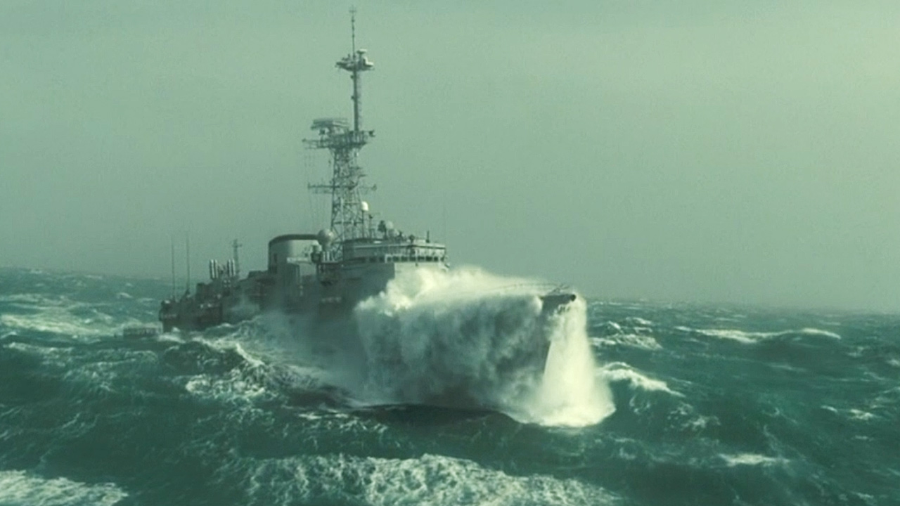 Эпическое зрелище - шторм в океане смотреть онлайн