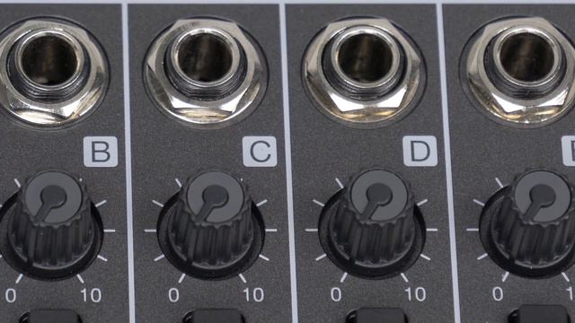 LiveTrak™ L-20: ６系統のモニターアウト (字幕付き) смотреть онлайн