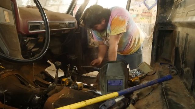 BUTCHER TIME! Chevy K10 Stepside Gets Floors & Rockers смотреть онлайн