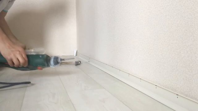 Монтаж высокого пластикового плинтуса 70 мм смотреть онлайн
