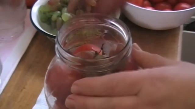 Как консервировать помидоры с виноградом и базиликом. смотреть онлайн
