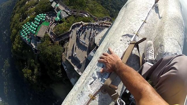 Worker walking on the Christ - Rio Amazing View! смотреть онлайн