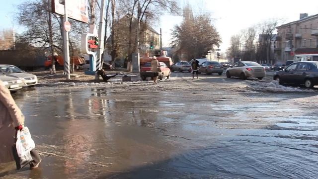 В Саратове вода залила четыре улицы смотреть онлайн