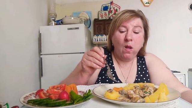 МУКБАНГ / Грудка куринная с грибами в сливочном соусе / Десерт пудинг ванильный /Очень вкусно !!! смотреть онлайн