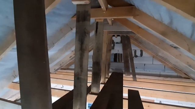Укрепляю стропила изнутри. Тёплая крыша в процессе смотреть онлайн