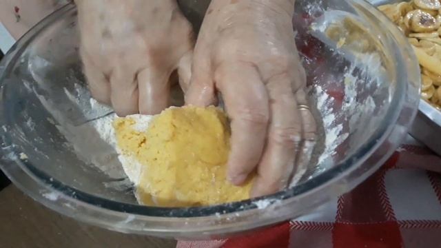 Torta de banana gostosa, fácil de fazer e com um ingrediente diferente. смотреть онлайн