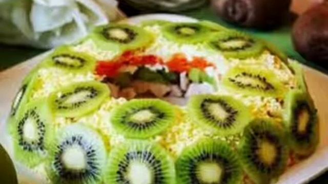 Салат с киви и курицей «Малахитовый браслет» РЕЦЕПТ ПРИГОТУВАННЯ В ОПИСАХ смотреть онлайн