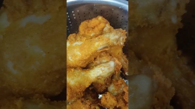 Курочка во фритюре, вкусно?#курица #жаренаякурица #фритюр смотреть онлайн