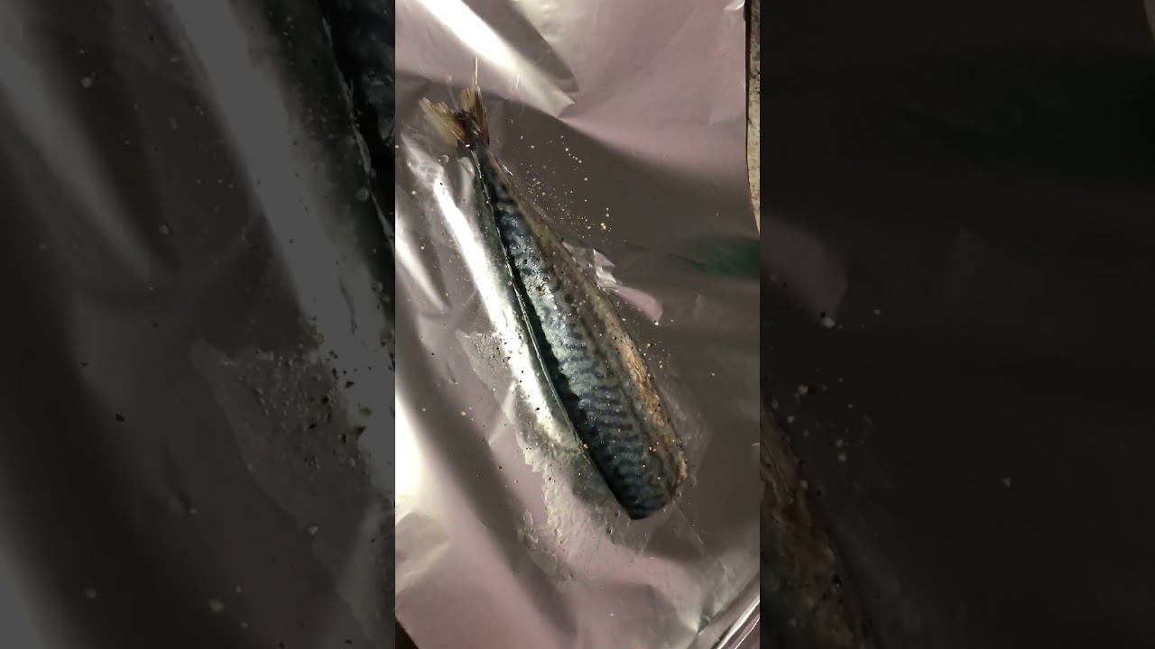 Запечённая в фольге картошка и скумбрия