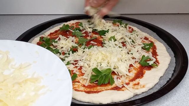 Такую вкусную пиццу я ещё не-ел/ Это очень вкусно/Пицца салями/Salami pizza! смотреть онлайн