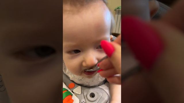 Белле 10 месяцев , она любит бананы