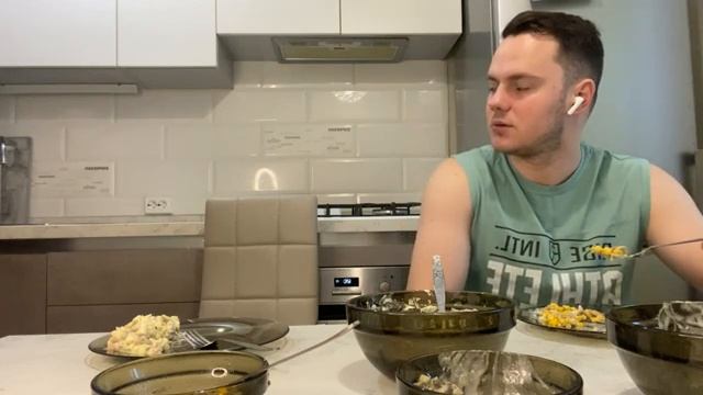 ??МУКБАНГ/ДОЕДАЕМ САЛАТЫ С НОВОГО ГОДА?? #мукбанг #mukbang #башкортостан #рецепты #отношения смотреть онлайн