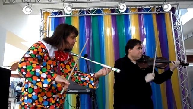 Дуэт - скрипка и клоун тоже скрипка. kloun.net смотреть онлайн