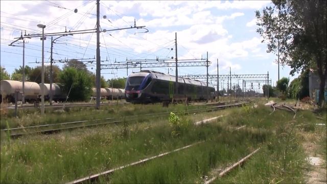 Дизель-поезда (рельсовые автобусы) на станции Фаэнца, Италия. смотреть онлайн