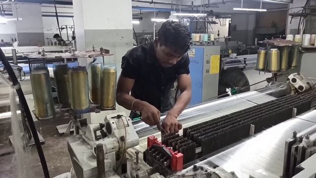 Denim Febric Weaving Prosess In Air Jet Loom | Warp Yarn Path and Weft Insertion High Speed Loom смотреть онлайн