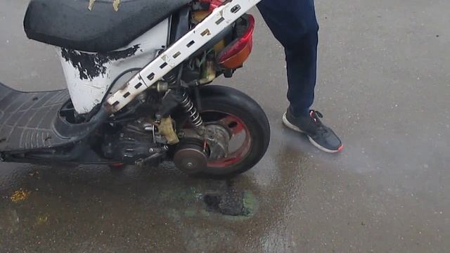 Палим резину на скутере HondaDio27. Отжиг на скутере. Бернауд на Хонде. смотреть онлайн