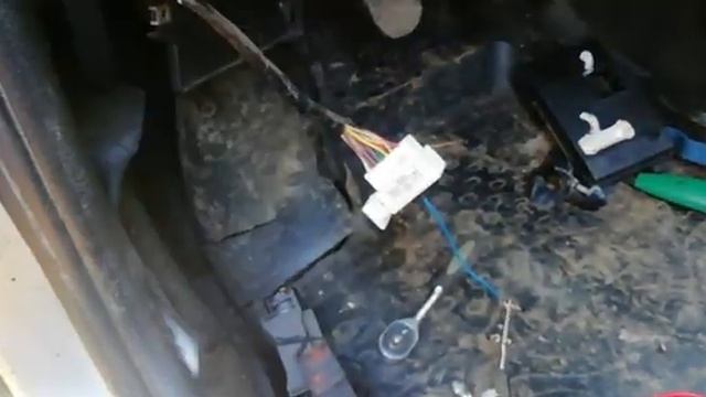 ПРОСТОЙ АВТОМОБИЛЬ И НЕОДНОЗНАЧНАЯ НЕИСПРАВНОСТЬ! ПОВОРОТНИКИ И АВАРИЙКА СНОВА РАБОТАЮТ! ЧАСТЬ 2. смотреть онлайн