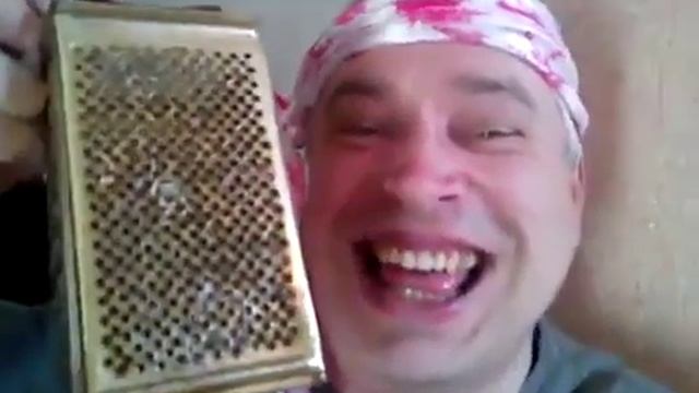 Видео придурок показывает тёрку! тёрка-тёлка Прикольное видео прикол тупой мужик— Геннадий Горин смотреть онлайн