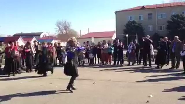 Казаки свадьбу гуляют. Г. Зеленокумск пл. Ленина 26.10.2013 смотреть онлайн