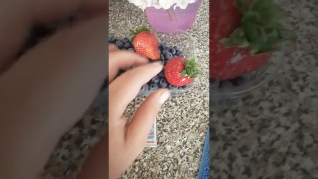 Ягода клубники. Сорт Свит Энн и Голубика. смотреть онлайн