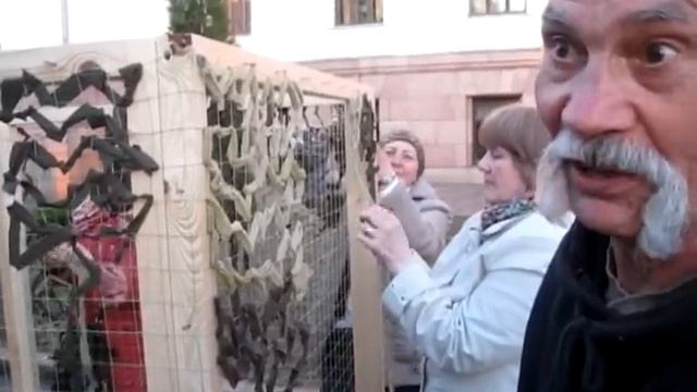 Коментарі краматорчан, які плели маскувальну сітку смотреть онлайн