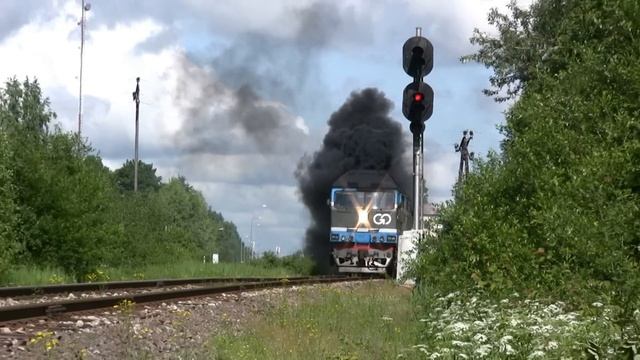 Много дыма: Тепловоз ТЭП70-0236 нa ст. Лелле / Extreme smoke: TEP70-0236 leaving Lelle station смотреть онлайн