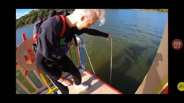 обзор на А4. 24 Часа в КАРТОННОЙ ЛОДКЕ на Речке ! - Челлендж смотреть онлайн