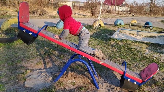 Карина и Марк играют на детских площадках (нижние Бортничи, Киев). Children play in the playground смотреть онлайн