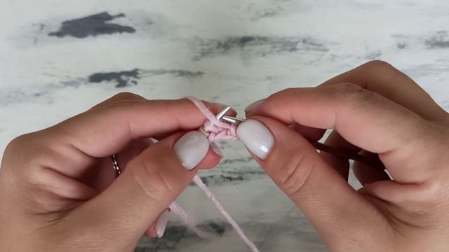 Простой узор для шапок спицами: красивый и рельефный. смотреть онлайн