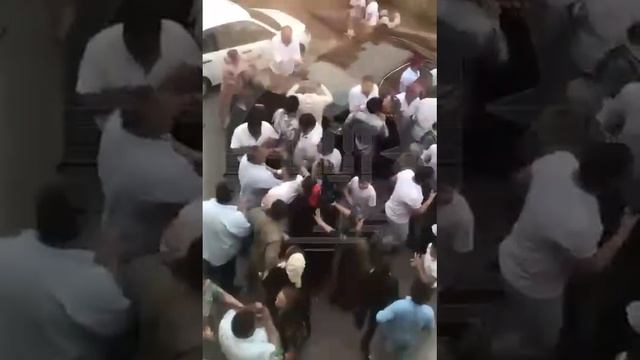 ?? На цыганской свадьбе в Минеральных Водах произошла массовая драка. Побоище началась после тог смотреть онлайн