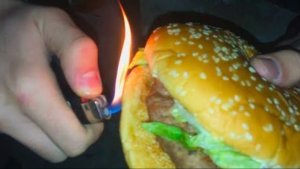 Как пожарить еду зажигалкой в домашних условиях