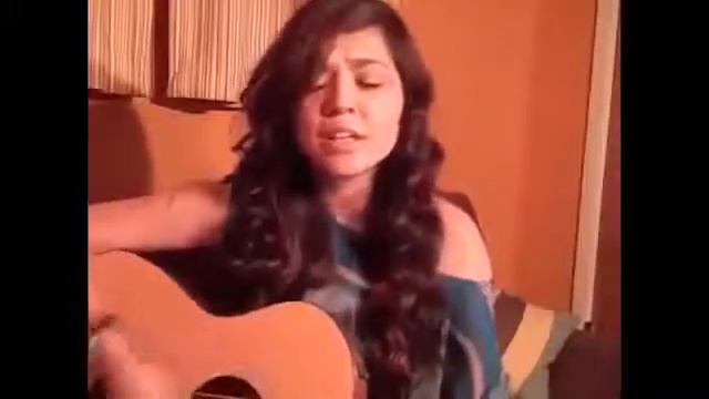 Очень красивая девушка поёт и играет на гитаре! Популярные каверы смотреть онлайн