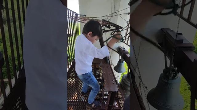 Колокольный звон на Троицу. Храм Рождества Пресвятой Богородицы в Крылатском. Звонарь Егор, 5 лет. смотреть онлайн