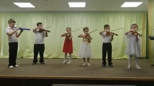Ансамбль скрипачей "Божья коровка"руководитель Елена Березовская. Детская песня "Паровоз" смотреть онлайн