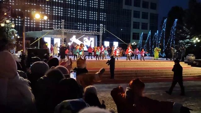18.12.22г.Vlog/Зажжение главной ёлки города Костанай. смотреть онлайн