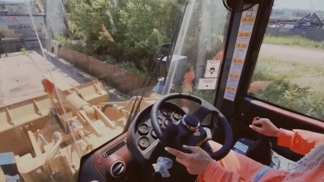 Фронтальный погрузчик Lonking LG833N. Управляет девушка. смотреть онлайн